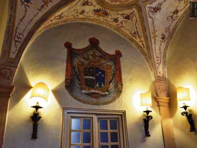 Risaltano, su una delle porte, gli accesi colori dello stemma della famiglia...